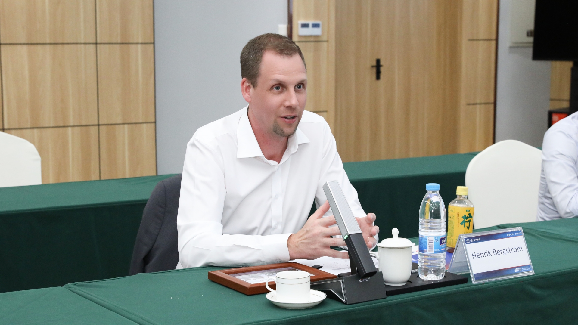 Henrik Bergstrom講話.jpg